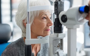 Votre vue baisse après 65 ans ? Le piège silencieux de la cataracte ignorée