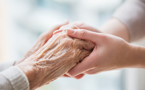 Votre proche est en EHPAD ? Voici les signes de maltraitance à ne pas ignorer