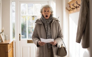 À 62 ans, elle découvre que sa pension de réversion est supprimée : le piège des plafonds de ressources 2026 qui touche 4 millions de veuves