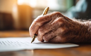 463 730 € transmis sans payer un euro d'impôt : le cumul d'abattements que 9 parents sur 10 ignorent après 70 ans