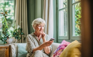 Aides au maintien à domicile : derrière les 2 000 € promis, un reste à charge dont personne ne parle