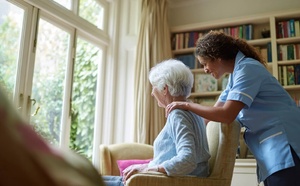 Salaires des aides à domicile : 4e tentative de hausse en un an, la ministre promet mais l'État bloque