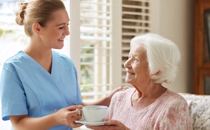 Aide à domicile : un décret imminent menace de faire exploser la facture des seniors dès 70 ans