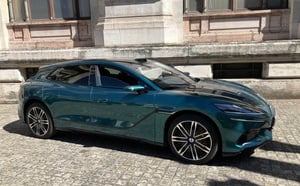 Voitures électriques : avec Denza, le haut de gamme chinois s'invite en France