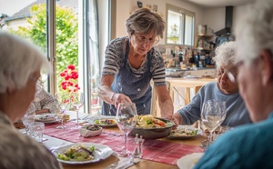 Colocation senior : elle divise la facture EHPAD par deux, mais un angle mort guette les familles