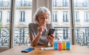 Longévité : ce médecin parisien alerte sur les pratiques douteuses des influenceurs qui inondent les réseaux