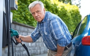 Pistolet piégé, faux bons Leclerc à 250 € : ces 3 arnaques à la pompe qui explosent en 2026