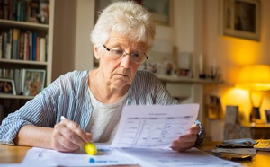 Aide à domicile : 348 000 seniors paieront 120 € de plus dès juillet, sauf dans ces 5 cas