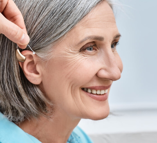 Femme équipée d'une aide auditive ©Shutterstock