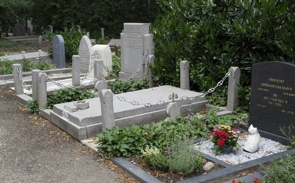 Plaque funéraire personnalisée : la fin des « Regrets éternels »