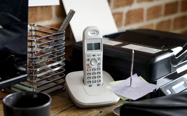 Téléphonie fixe : pourquoi choisir une ligne indépendante de sa box internet, même avec la fibre ?