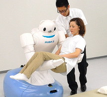 RIBA II : un robot japonais de dernière génération pour venir en aide aux personnes âgées