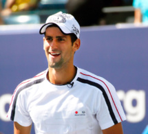 Paris : quand Novak Djokovic porte la valise d'une vieille dame...