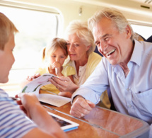 Voyager avec vos petits-enfants : quelques astuces pratiques