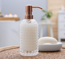 Savon solide vs. salon liquide : quel est le meilleur choix pour votre peau mature ?