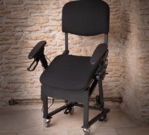 Alyzée : deux jeunes de 24 ans lancent une chaise pour se relever et s'asseoir plus facilement
