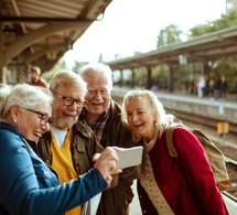 Les seniors français et le tourisme : les principaux chiffres clés à connaître en 2025