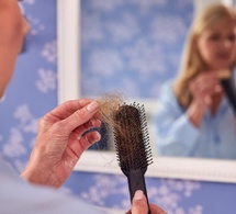 Ménopause : comment éviter les chutes et les pertes de cheveux ?