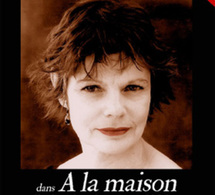 A la maison : une pièce de théâtre où le spectacteur reçoit les confidences d'une vieille dame en maison de retraite