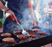 Barbecues ou planchas : tout savoir pour sécuriser les branchements électriques extérieurs cet été