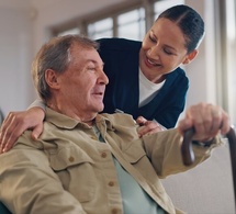 Accompagnement des seniors pendant l'été : de courts séjours en EHPAD avec Omeris