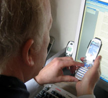 Des jeunes apprennent aux adultes et aux seniors à se servir d’un téléphone mobile