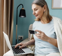 Femme senior faisant des achats en ligne © shurkin_son/Shutterstock