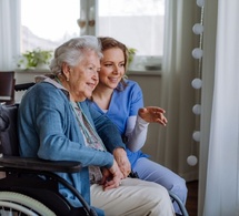 Femme âgée avec une soignante en Ehpad © Halfpoint/Shutterstock