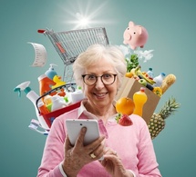 Femme senior faisant ses courses alimentaires en ligne © Stokkete/Shutterstock
