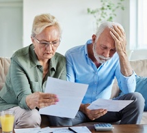 Couple de retraités inquiets en découvrant leurs pensions © pics five/Shutterstock