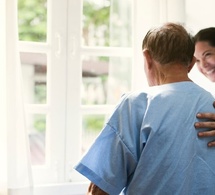  Homme agé en Ehpad avec une soignante © Rawpixel.com/Shutterstock