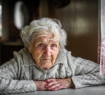 Personne âgée vivant seule à son domicile © De Visu/Shutterstock