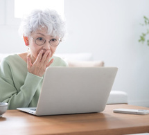 Femme senior se rendant compte qu'elle vient de se faire arnaquer © kapinon.stuio/Shutterstock