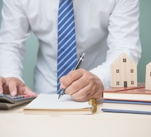 Notaire calculant les frais bancaires induits par une succession © Nanthaphiphat watto/Shutterstock