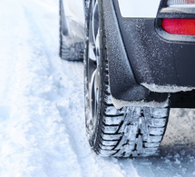 Véhicule équipé de pneux neige © Kryuchka Yaroslav/Shutterstock