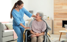 Seniors et logement : rester chez soi le plus longtemps possible même dépendants...