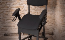 Alyzée : deux jeunes de 24 ans lancent une chaise pour se relever et s'asseoir plus facilement