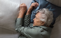 Un son doux améliorerait la qualité du sommeil des personnes atteintes d'Alzheimer