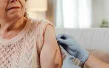 Vacciner les seniors : la France doit faire mieux selon l'Académie nationale de médecine