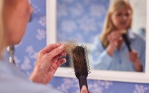 Ménopause : comment éviter les chutes et les pertes de cheveux ?