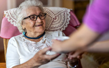 Comment trouver une aide à domicile de confiance pour seniors ?