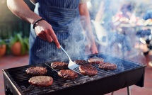 Barbecues ou planchas : tout savoir pour sécuriser les branchements électriques extérieurs cet été