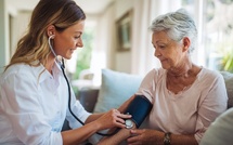 Soins des personnes âgées : ce décret qui va tout changer dans leur suivi à domicile