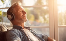 Pourquoi les médecins recommandent d'écouter de la musique tous les jours après 60 ans