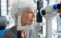 Votre vue baisse après 65 ans ? Le piège silencieux de la cataracte ignorée