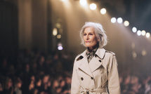 Podiums, luxe et cheveux gris : pourquoi les grandes maisons de mode s'intéressent soudainement aux femmes de plus de 50 ans