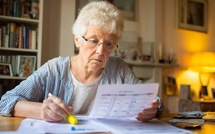 Aide à domicile : 348 000 seniors paieront 120 € de plus dès juillet, sauf dans ces 5 cas