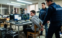 Interpol arrête 5 811 escrocs dans 97 pays : en France, l'arnaque au faux conseiller explose de 159 %
