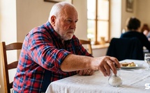 On pensait que l'ostéoporose venait d'un manque de calcium : l'erreur que l'Assurance maladie cite en premier est posée sur votre table