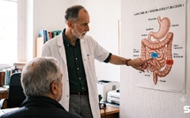 Ces scientifiques cherchaient la cause de Parkinson dans le cerveau : ils sont tombés sur deux vitamines B que votre intestin fabrique lui-même